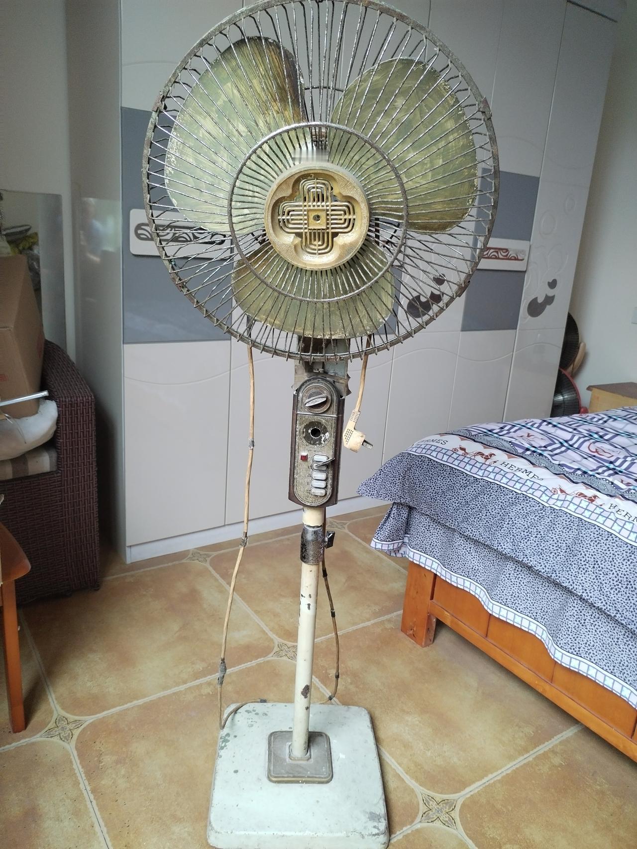 几天前，去三台乡下串亲家，发现他家尚在使用的一台风扇，虽然经过了岁月你洗礼，变得