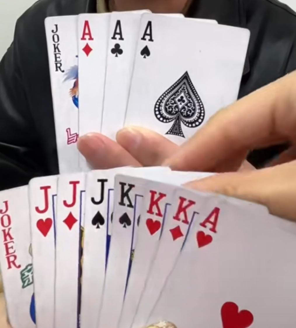 益智游戏，欢乐斗地主巧解残局。规则有连有带，最多3带1，也可以3不带。下面牌的先