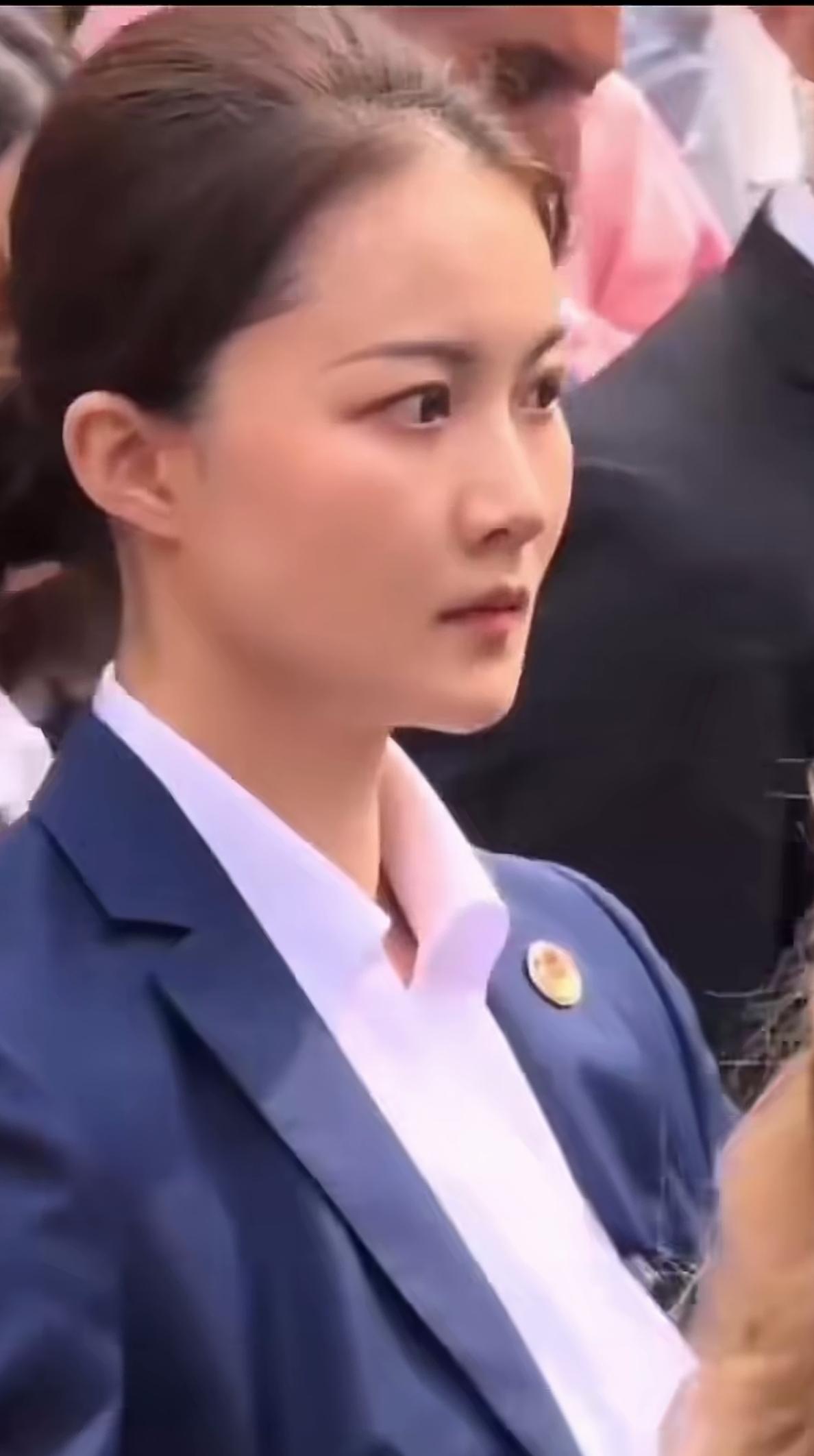 神色冷峻、眼神犀利的中南海女保镖，每时每刻都在保持着高度警惕，不放过任何可疑的目