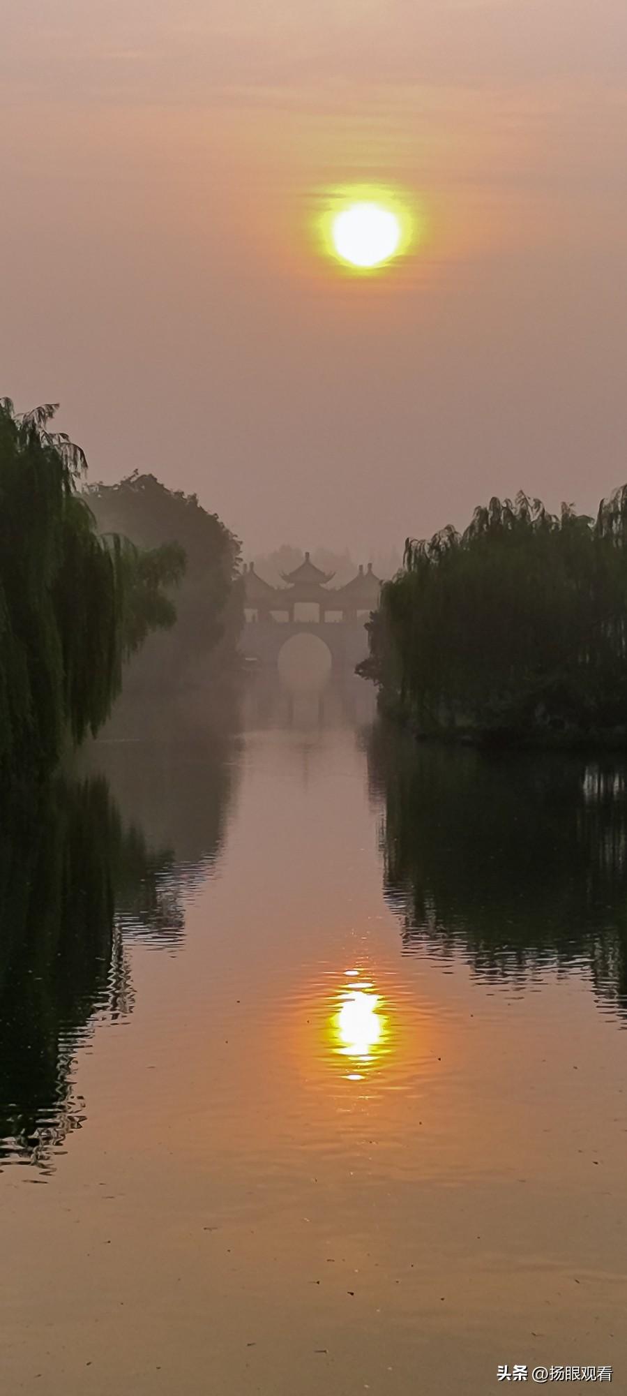 扬州瘦西湖的一泓清澈的秋水，倒映着垂柳和远处的莲花桥，活脱脱一幅天然水墨画！