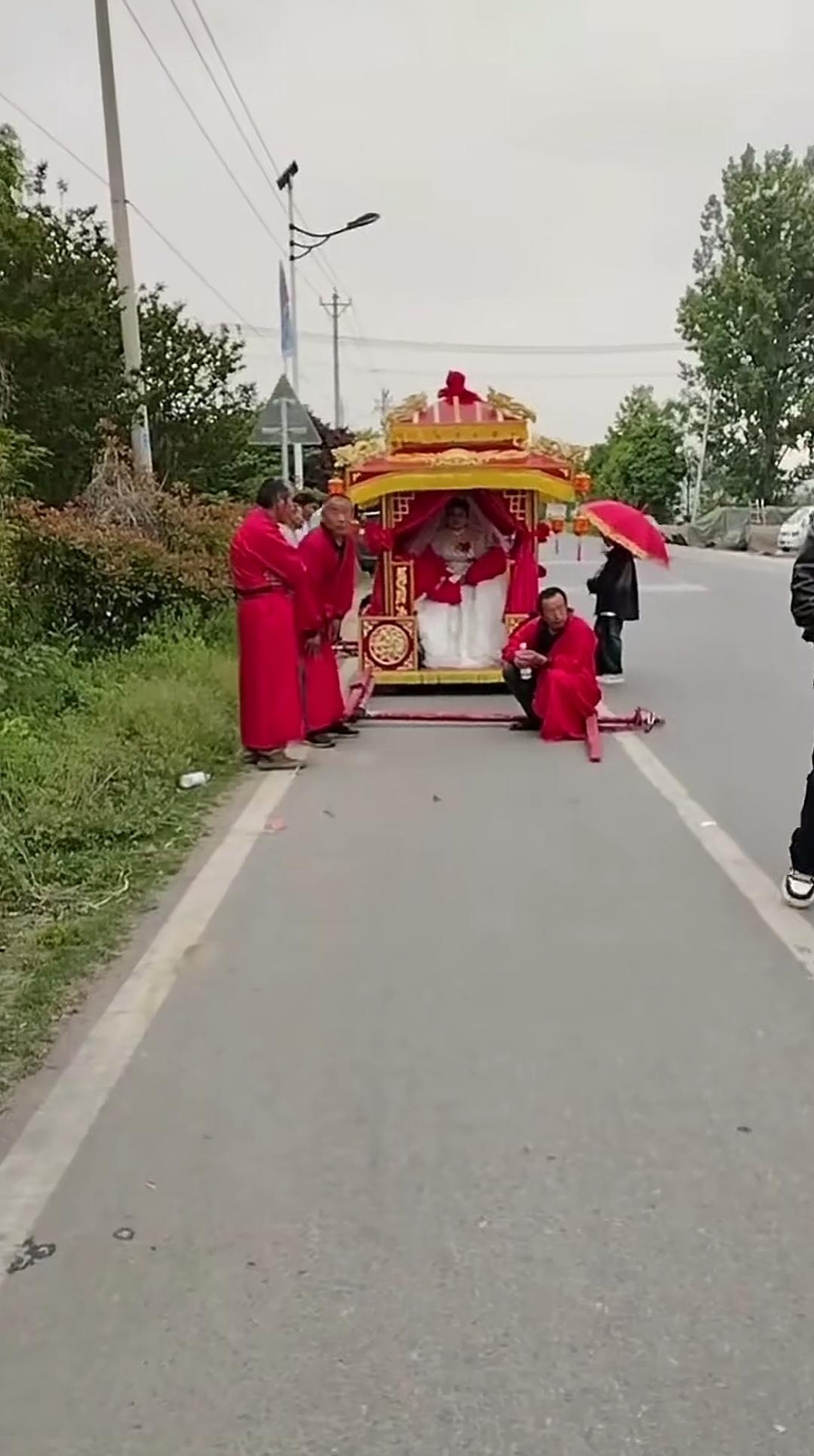 花轿在中途突然停下，轿夫这是打算干什么呢？
新娘所乘坐的花轿，不知是因为轿子过重