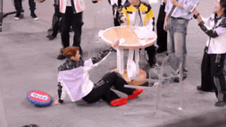 王嘉尔加陈飞宇等于人仰马翻你好星期六王嘉尔陈飞宇躺地上对望，生无可恋的表情太真实