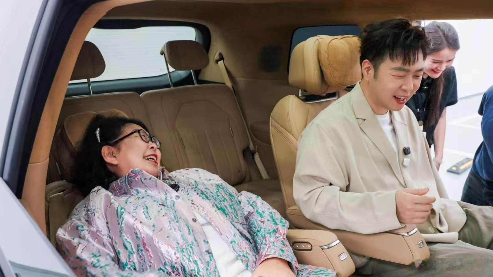 杜海涛提小鹏GX兴奋到前一晚没睡着杜海涛带妈妈提小鹏GX开心得合不拢嘴两个人真是