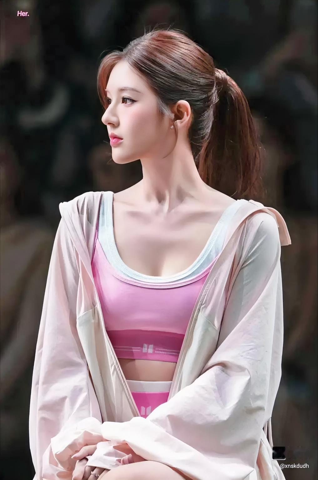元气少女穿搭指南，粉色运动背心搭配白色外套，清新又时尚！💕👗👗