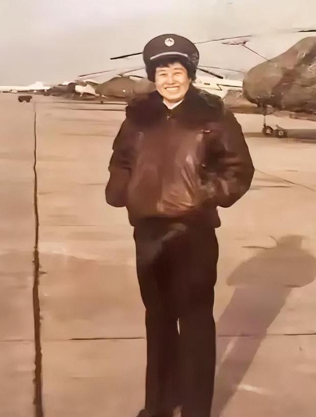 1964年，28岁女飞行员张连芳奉命赴西北执行绝密任务，临行前，她被要求拍下一张