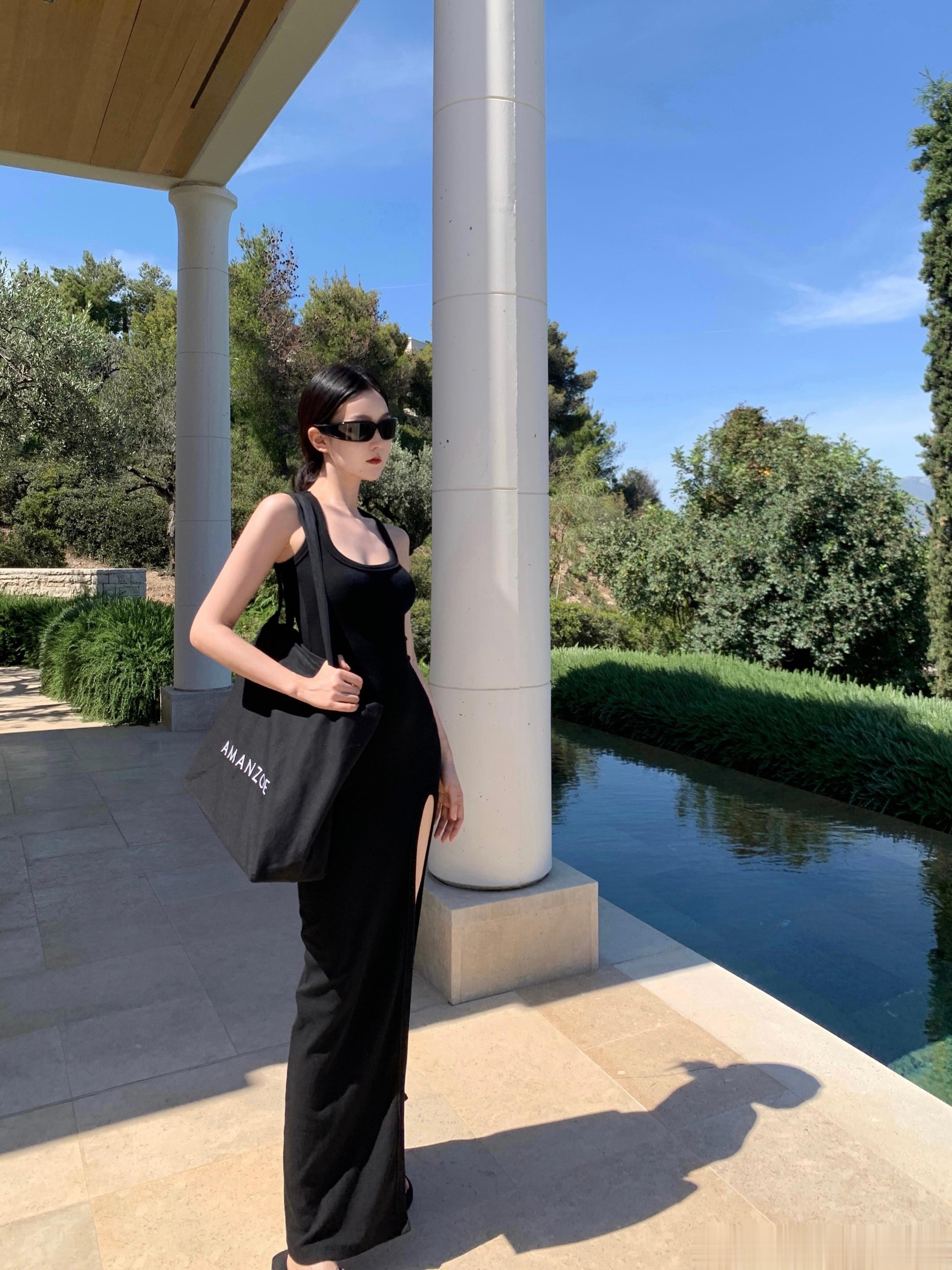 曾经与度假海岛无关的黑色最近都在频繁出现比起显著的度假款式，白色，仙仙，亚麻等等