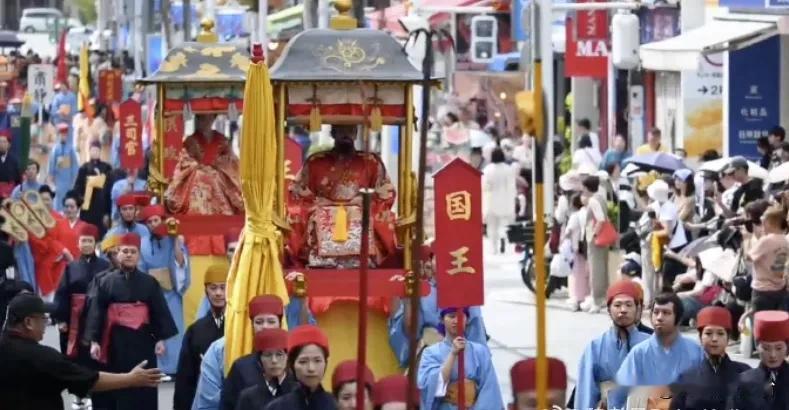 琉球主权声浪再起，历史正义不容私相授受。
 
11月10日，那霸市街头飘扬的琉球