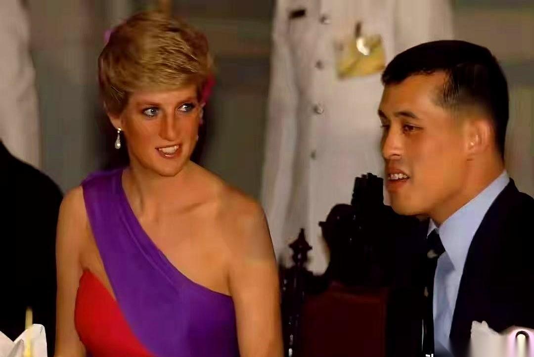 刷到一张老照片，给我看愣了。
年轻的戴安娜，和当时还是泰国王储的玛哈。
妈呀，她