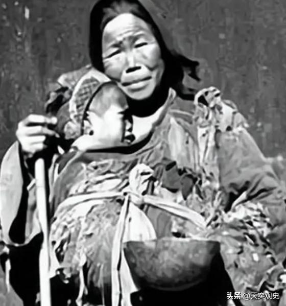 [微风]1939年，一位妇女为躲避国民党追击，抱着9个月大的婴儿在树林里狂奔。眼