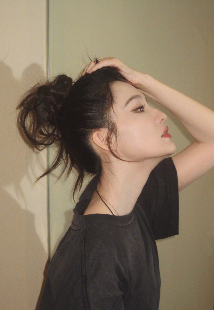 李沁自由随性的美李沁记录收工瞬间，晒出自拍打卡物料，黑色T恤简约日常，松散高马尾
