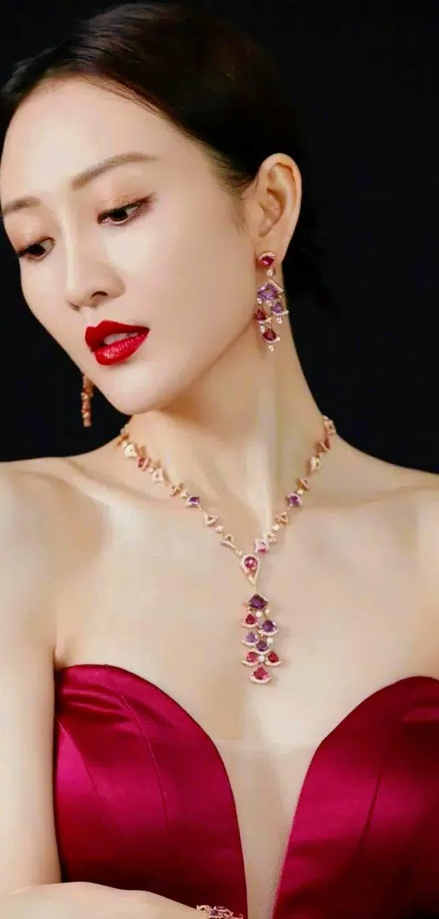 内娱最让人意难平的，
就是王鸥了，
明明长相挺好，演技也好，可却偏偏看中了说相声