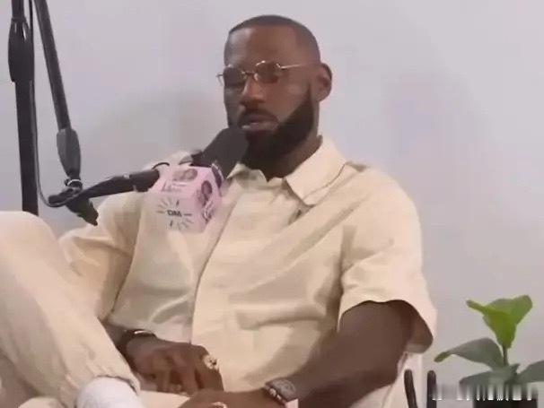 詹姆斯真谨慎啊！他近日在一档播客节目中透露了自己不敢轻易冒险的缘由，他说：“我是