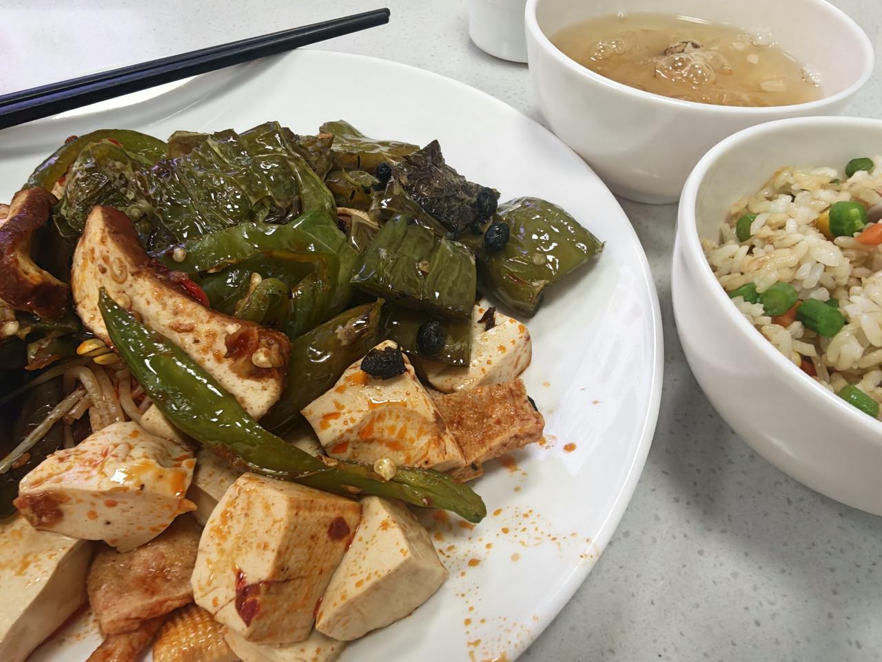 晒出你的本地生活在深圳到底什么快餐是最适合打工人的，很多人说猪脚饭，但每一份猪脚