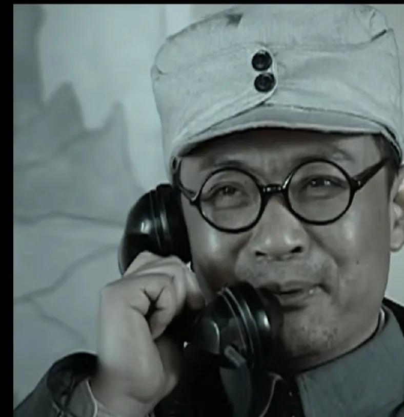 如果李云龙是土匪的话，感觉他旅长就是大土匪。
李云龙搞伪军骑兵营马匹的时候，先是