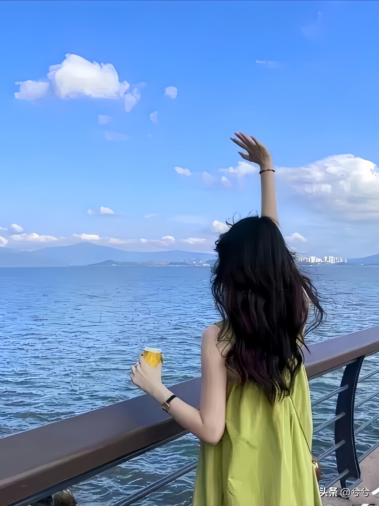人这一辈子
有人说：
光鲜亮丽给了外面，
回到家中，
怎么舒服怎么来。
 
在外