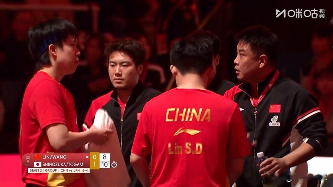 男双输球时：有谁注意到王皓的“严肃表情”？
王楚钦林诗栋连输 2 局，王皓在暂停