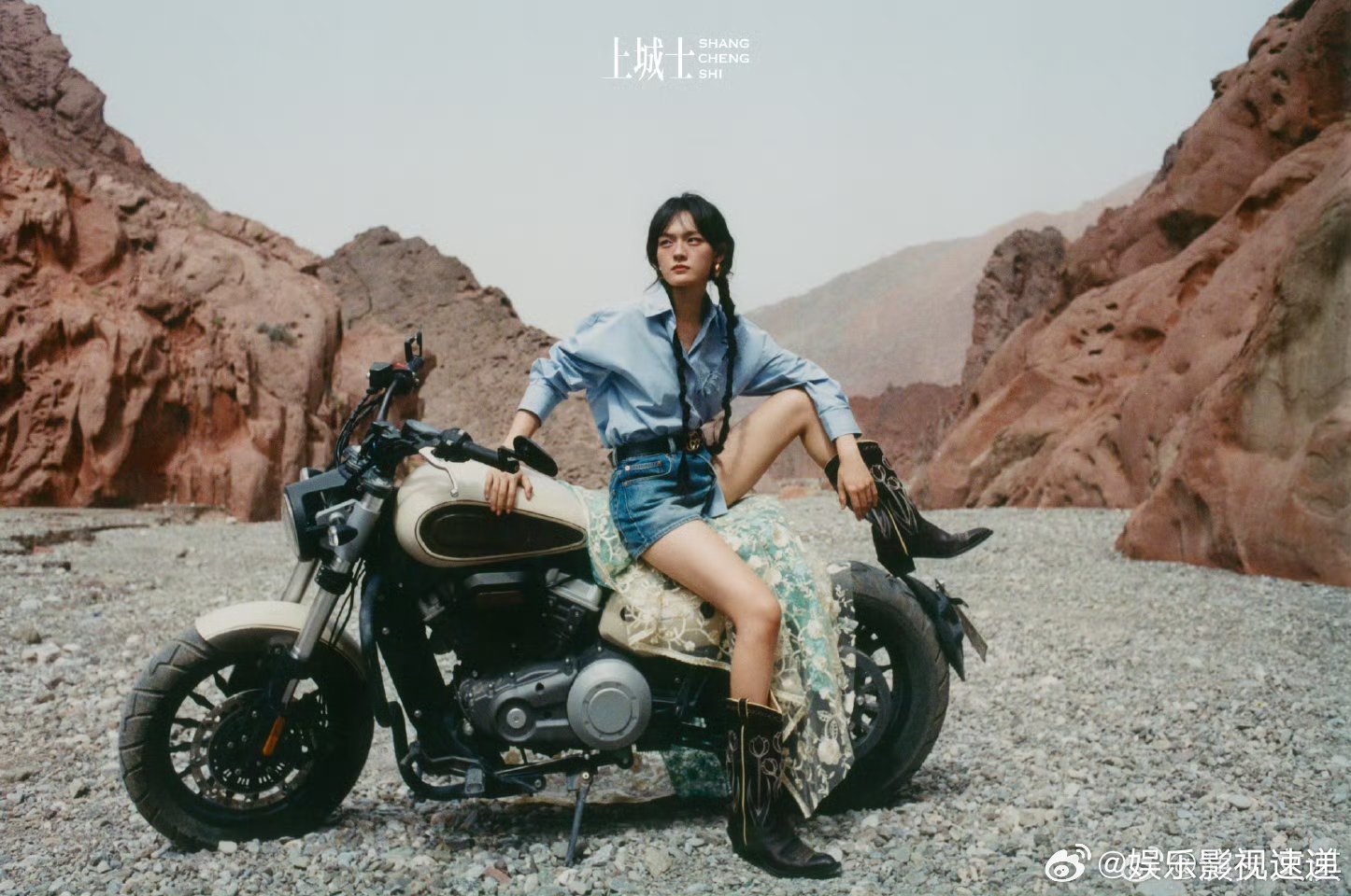 文淇走在喀什古城好明媚 文淇的表现力确实好，喀什古城的厚重和她的鲜活气质撞出了不