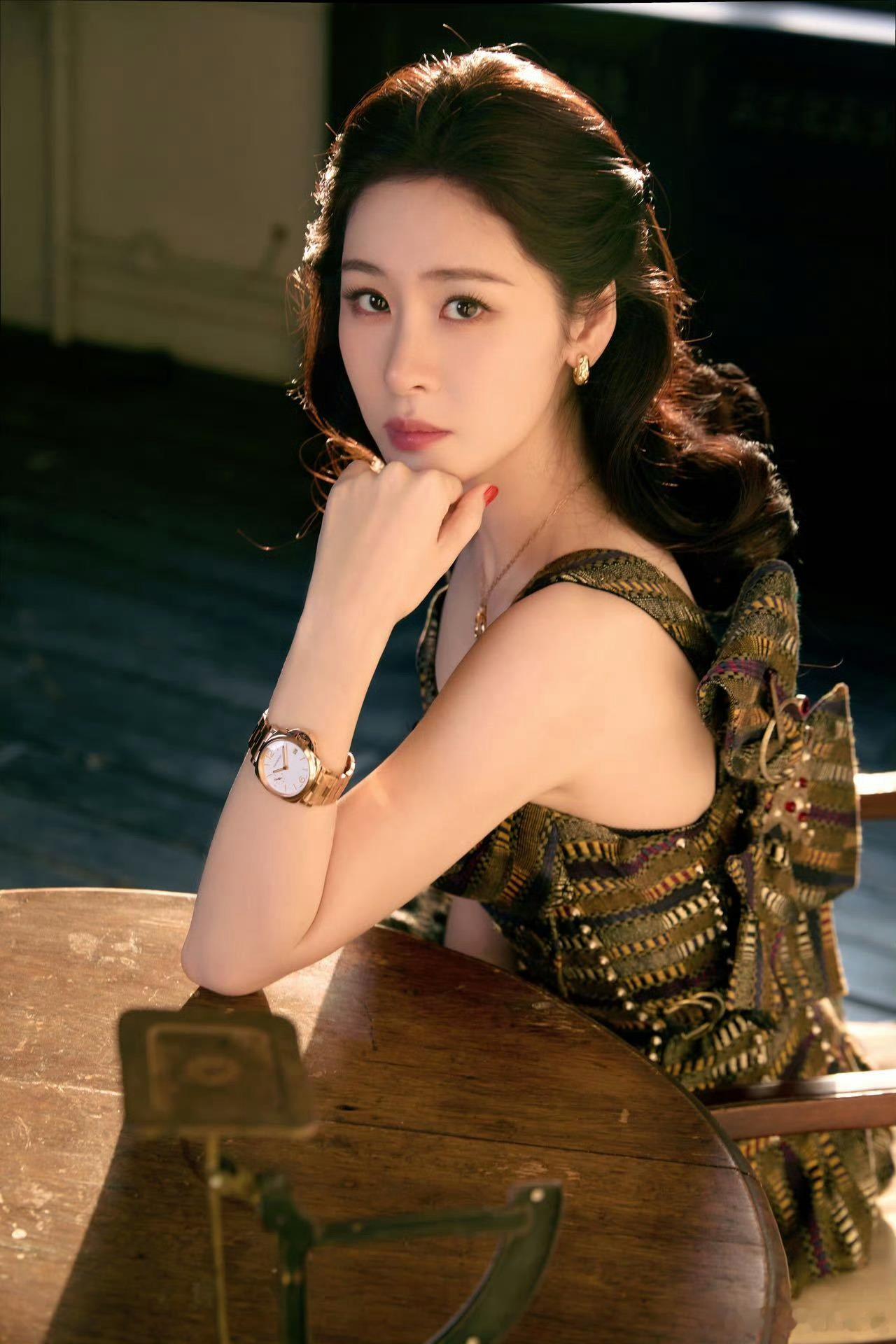 张碧晨美得有点超过了  张碧晨微博之夜出发造型封神！暖调美拉德裙身在阳光下折射高