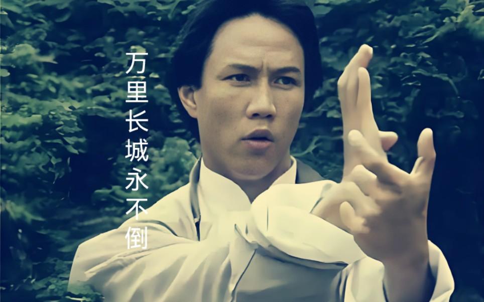 当然是电视剧《大侠霍元甲》的主题曲《万里长城永不倒》了，这是我听到的第一首粤语歌