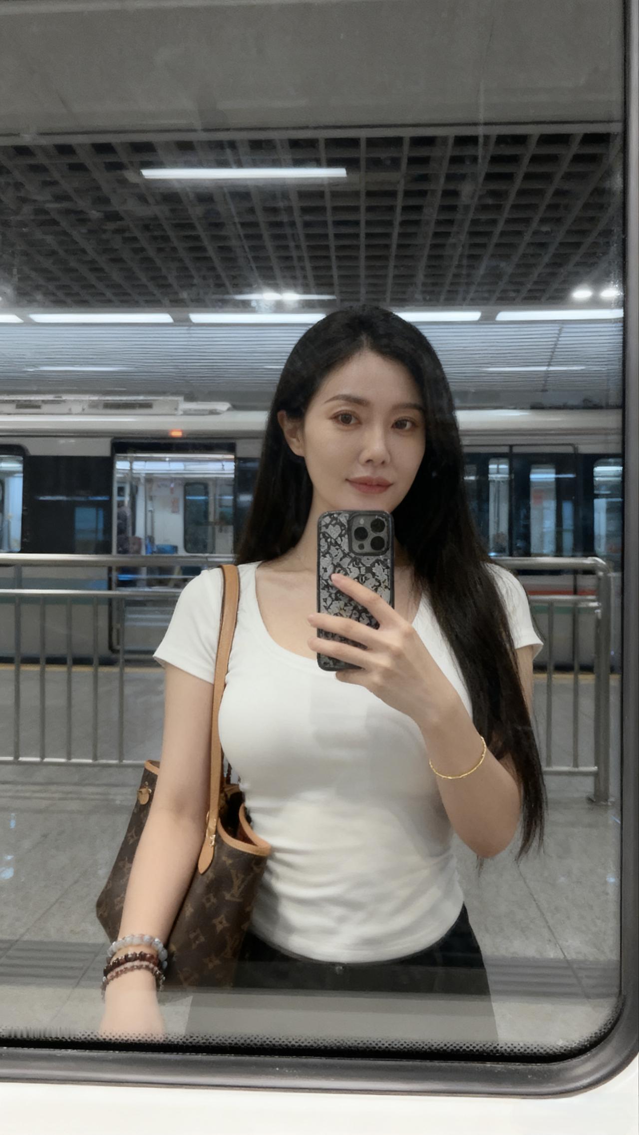 地铁站的自拍，手拿包包，心情不错。