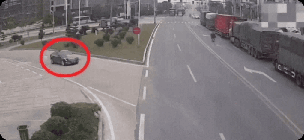 网传的这个视频很多人都说大卡车违规逆行，根据我的判断，大货车本该在前方路口左转，