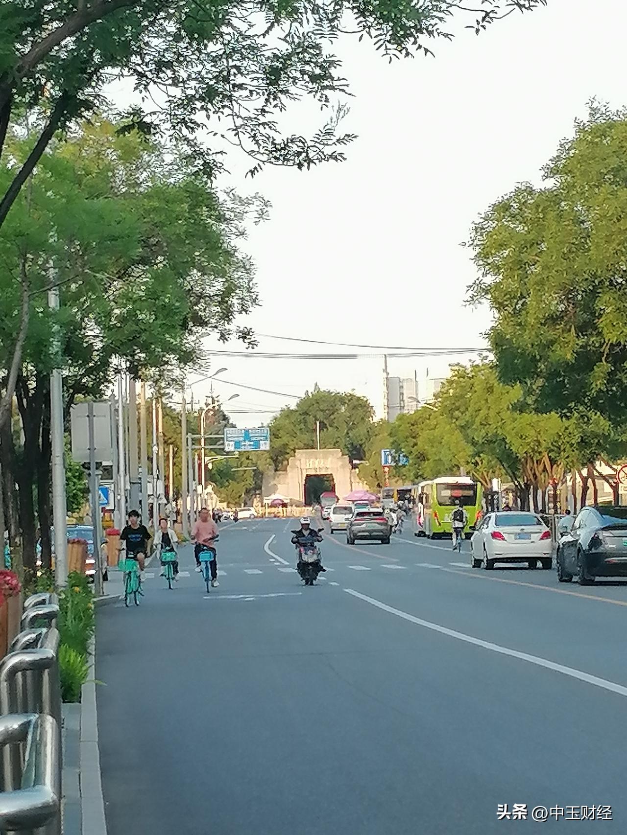 一张照片看看你在哪去过中国最高学府的人，一眠就看出了这是哪里？仔细看看前方建筑的
