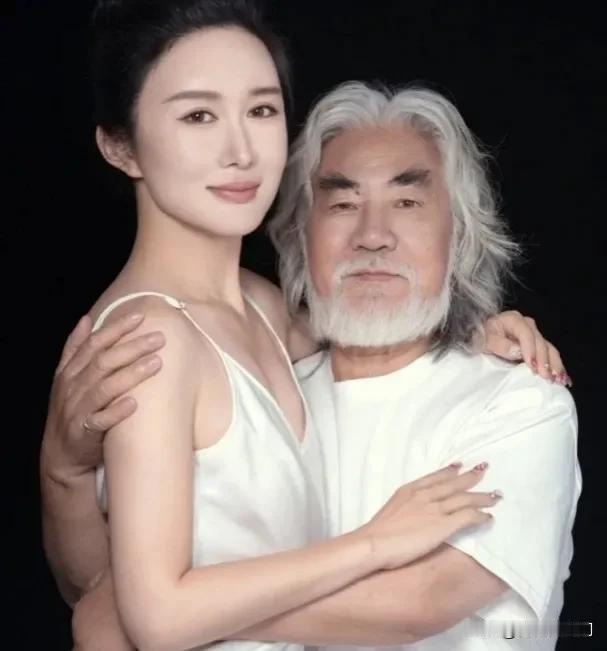 73岁张纪中再当爸，小31岁妻子官宣怀三胎。真爱！老当益壮[赞][赞][赞]