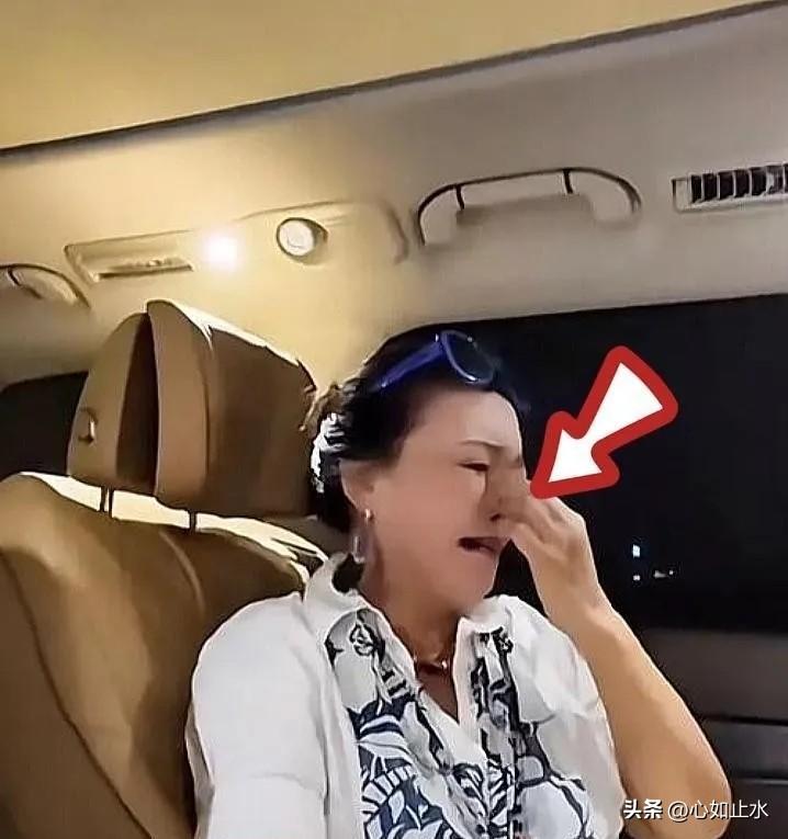 张兰直播背后的故事，比你想象的复杂。

她65岁依然频繁出现在直播间，很多人以为