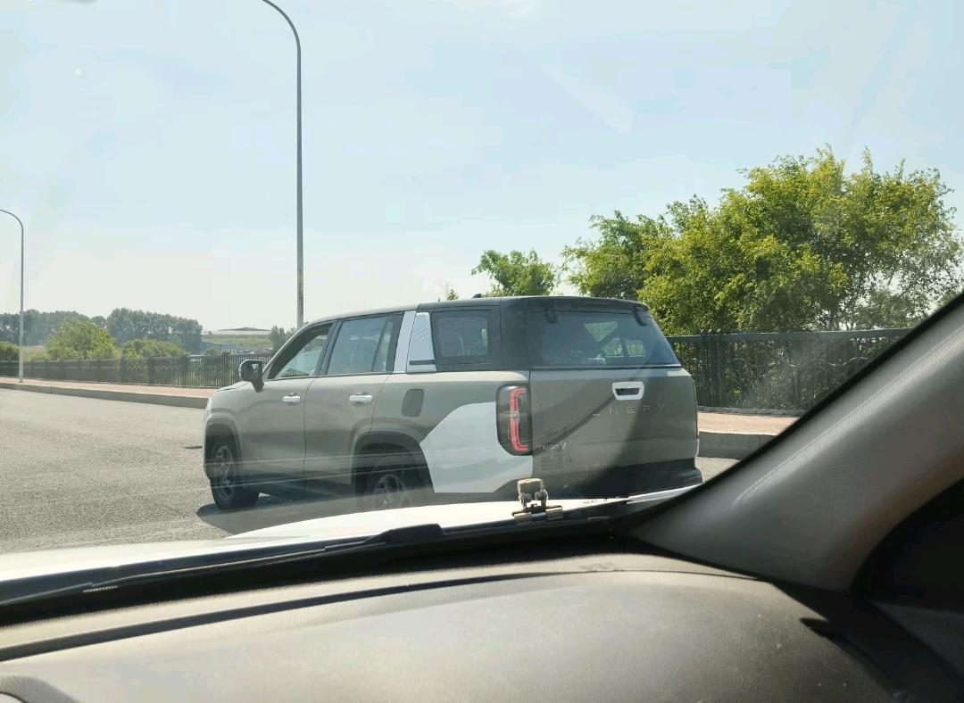 奇瑞瑞虎V量产实车伪装车，也太酷了吧。新疆吐鲁番高温路试的谍照也被拍到，这台车最