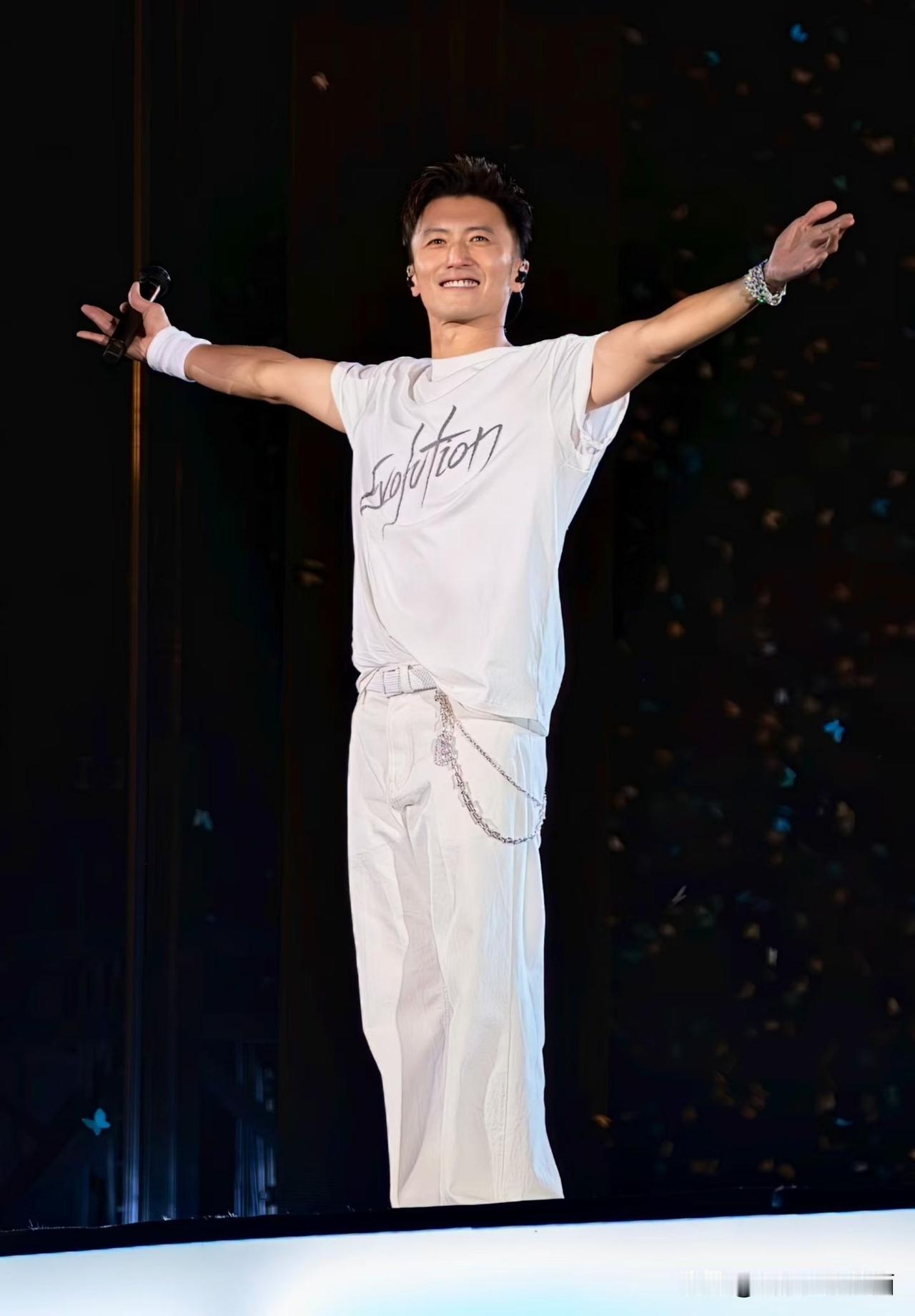 从1999年到2026年，他经历了歌手、演员、厨子再到歌手的身份转变，兜兜转转这