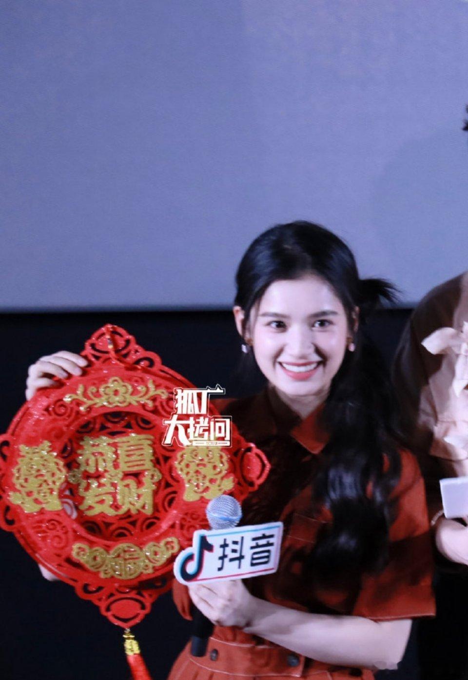 花家大小姐张婧仪线下《惜花芷》观影会现场，可爱灵动女演员！[羞嗒嗒]​​​