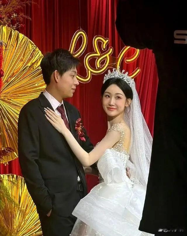 2026年1月，陈雪凝老公李瑞滨深陷出轨风波，完颜嘉怡被曝与其2025年11月同