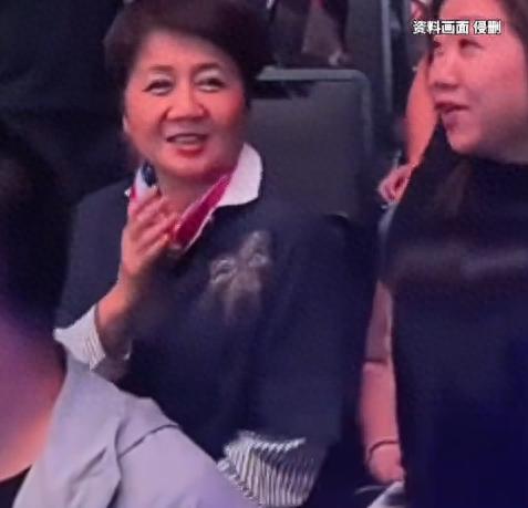 当四太梁安琪坐在刀郎演唱会观众席，气质亲和地为偶像打call！网友：豪门也会追星