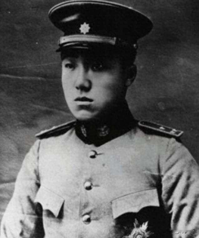 1952年清朝王爷骑自行车往返上班，毛主席得知情况后立即下令相关部门给予更多关心