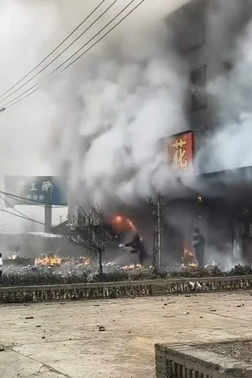连云港刚发生烟花燃爆没几天的时间，湖北宜城又发生了一起烟花专营店爆燃事故！造成1