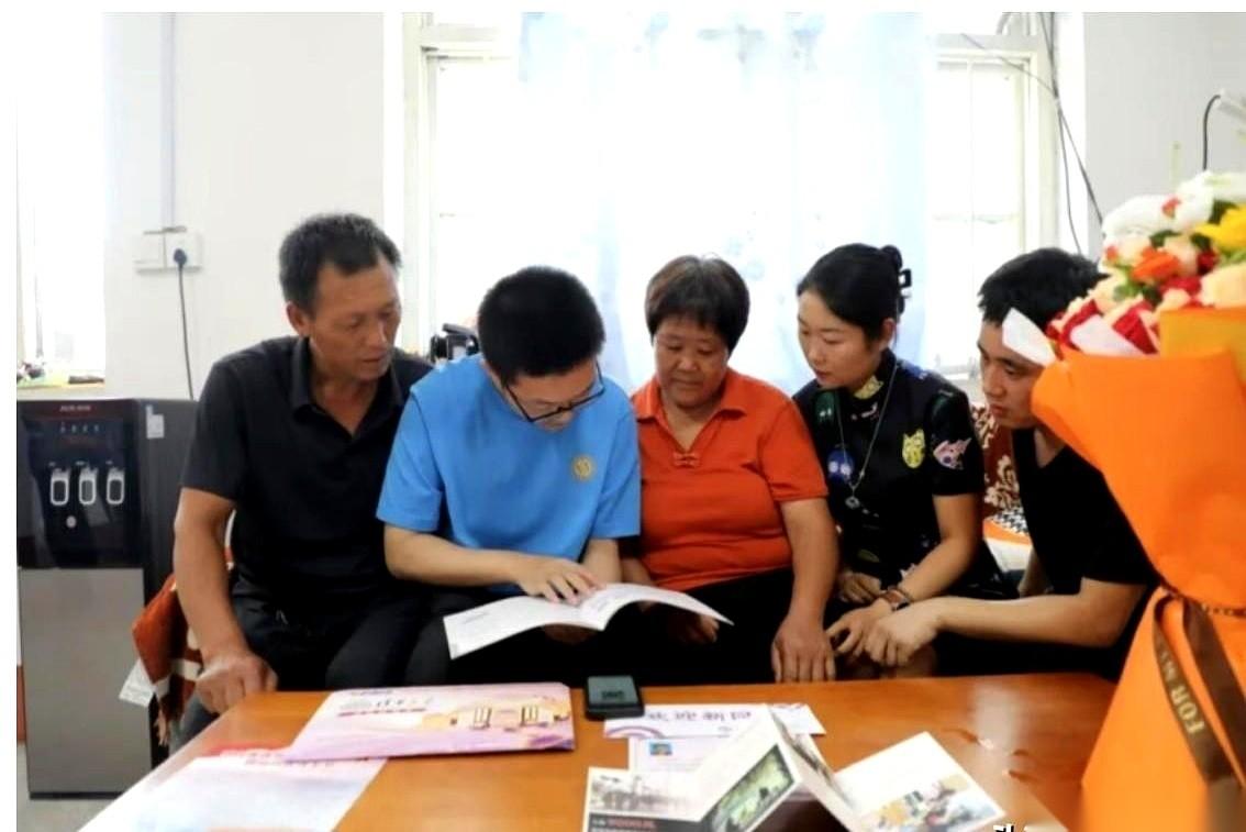 三封清华北大的录取通知书，就这么结结实实地砸进了临沂沂南这个小县城。
毫无预兆，
