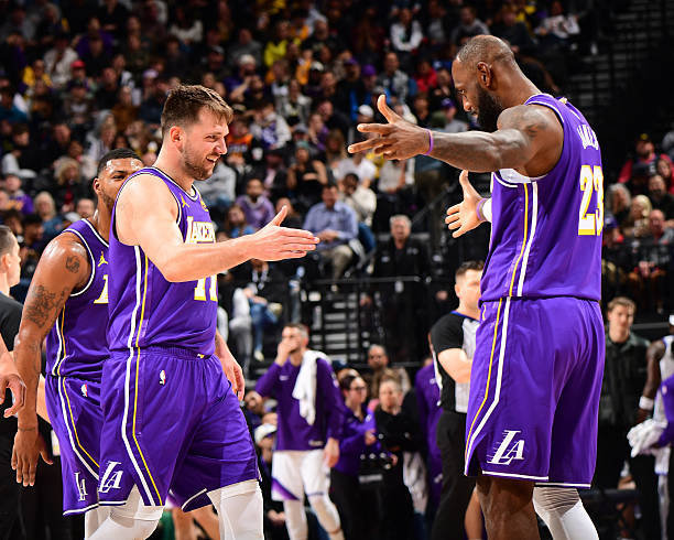 东契奇45分11板14助5抢断上演封神之作！40岁高龄的詹姆斯砍28分7板10助