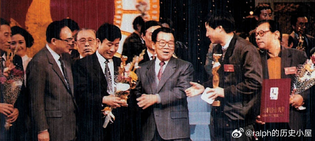1991年李瑞环（前左四）、丁关根（前左二）为获得第十一届金鸡奖男主角奖的李雪健