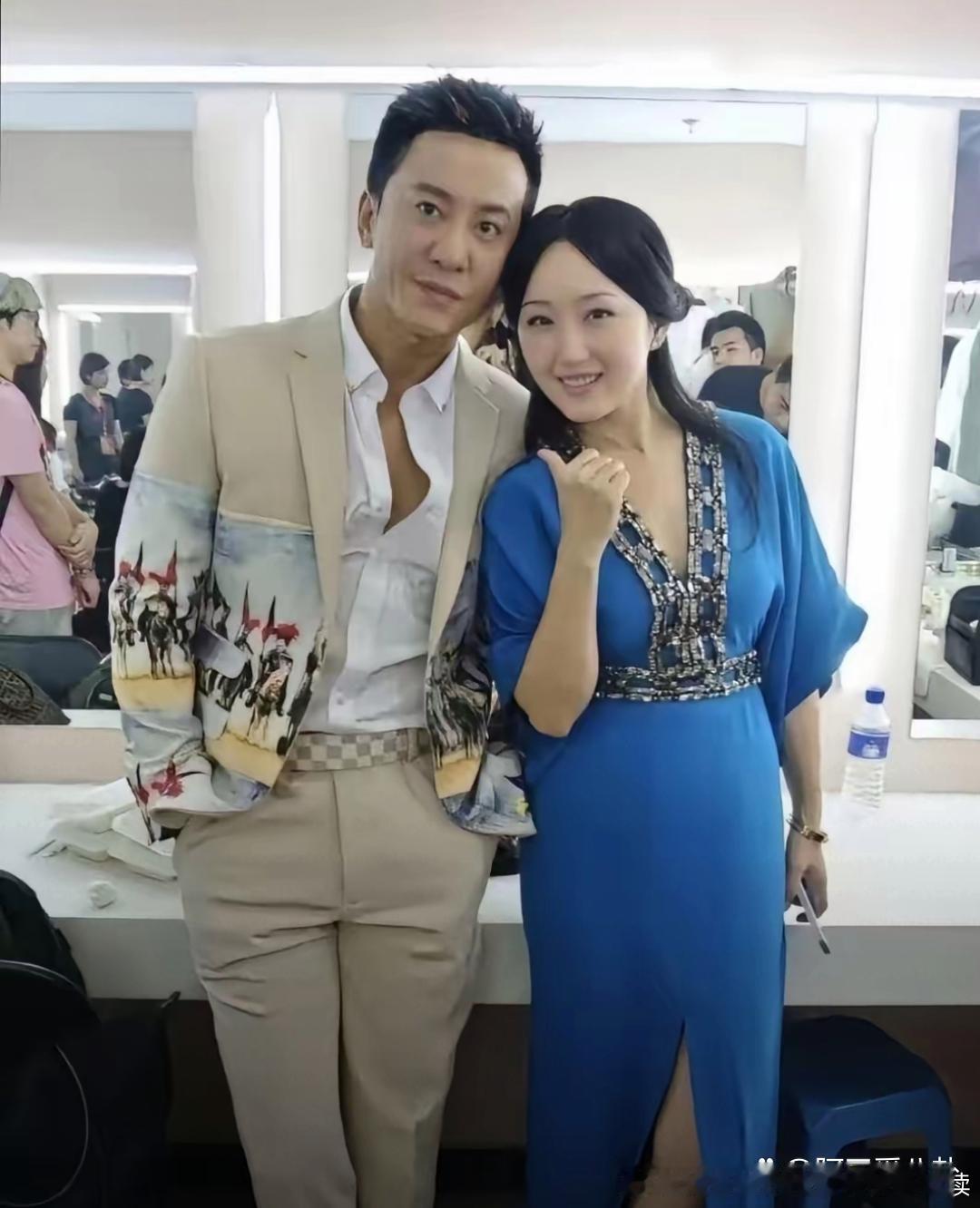 毛宁和杨钰莹合照，杨钰莹的肚子暴露年龄了。 