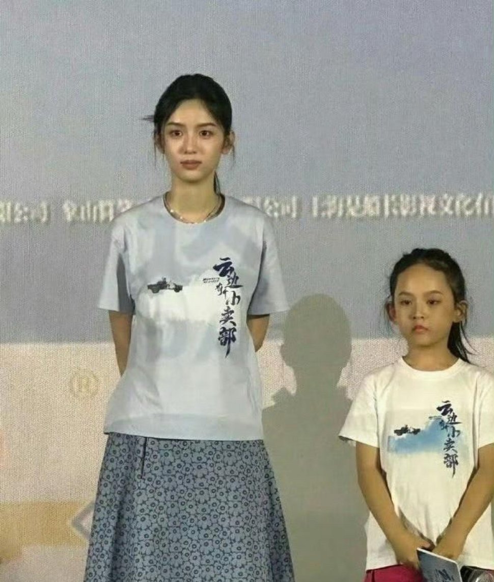 难怪女明星这么上镜呢，你看看，周也的头竟然比一个小孩子的头都要小很多。头小骨架小