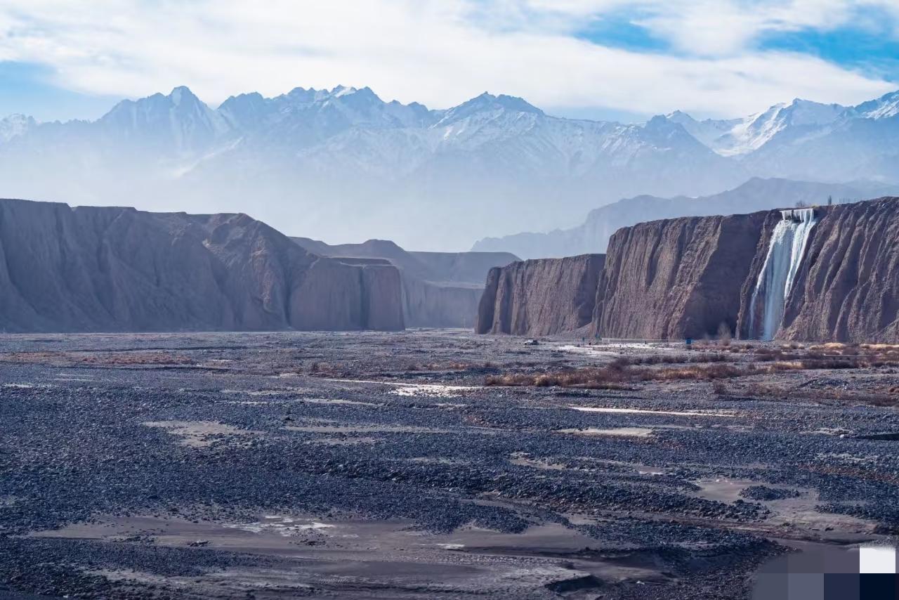 仰望这巨墙
荒芜的大地夷平面从祁连山前倾斜向走廊腹地，众多河流从山峡口奔涌而出，