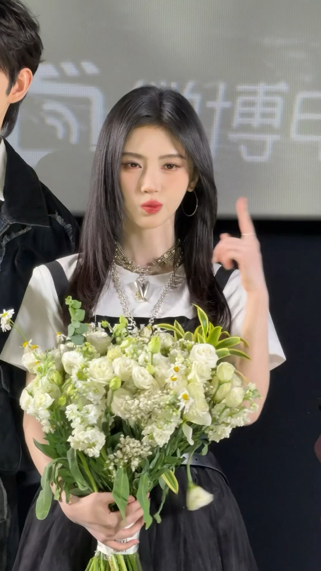 鞠婧祎实物战神鞠婧祎追剧团路透生图鞠婧祎的美貌是客观的 