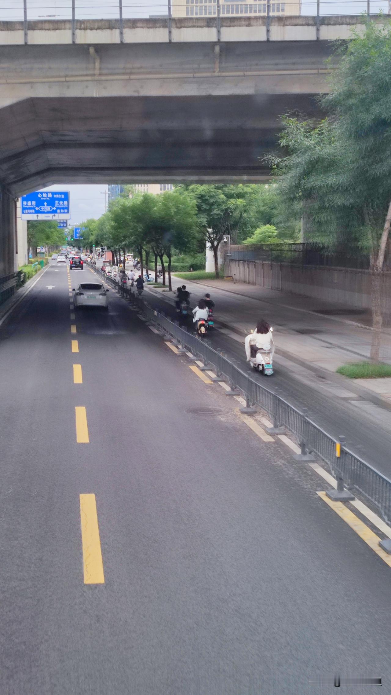 晒图笔记大赛5月18日，上午9点12分，金水东路与东三环交叉口车辆不是很多，进入