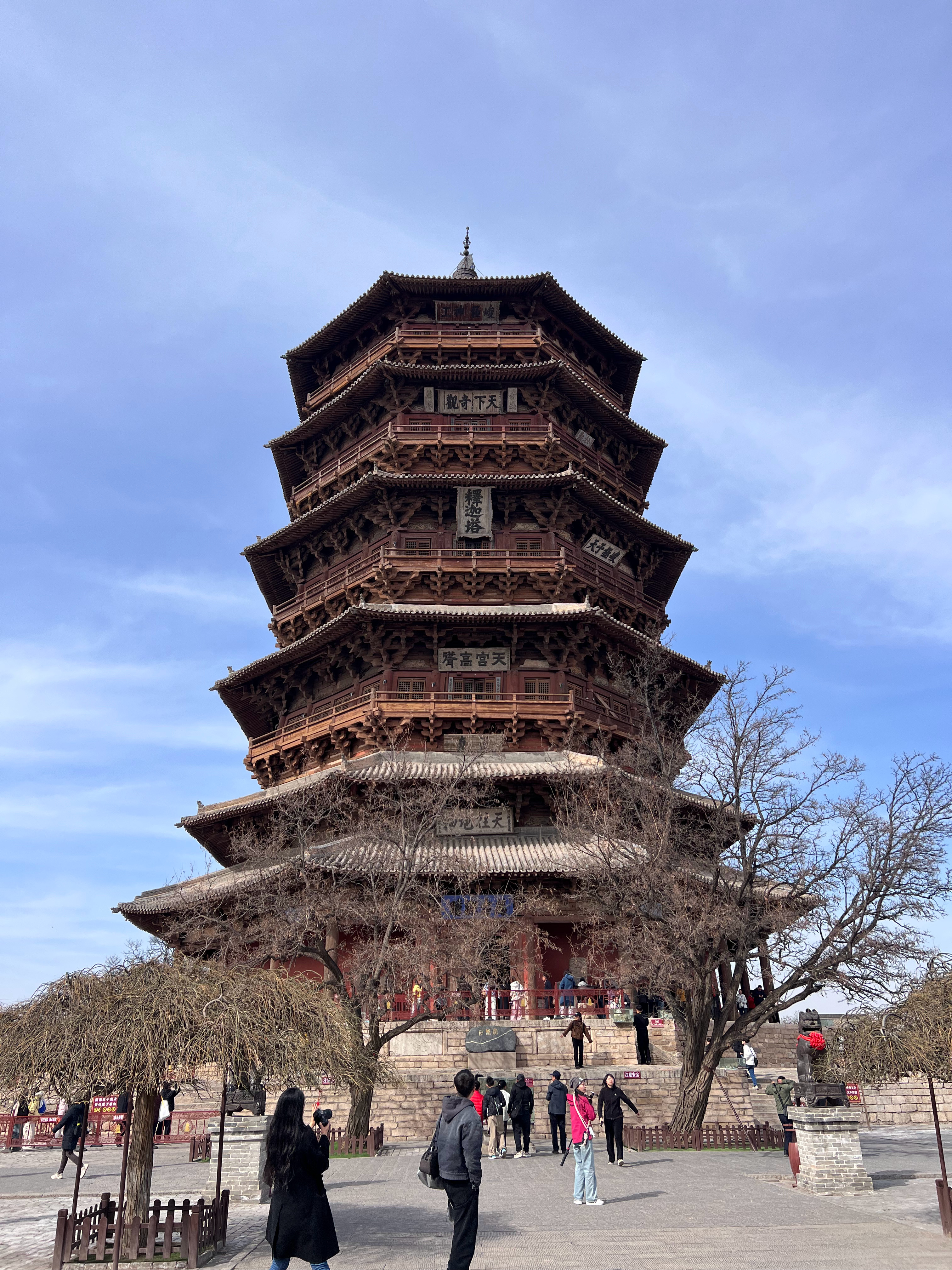 和鱼儿妈在应县木塔下坐了一个小时，就这么静静的仰头看着，边听着手机里的讲解，边用