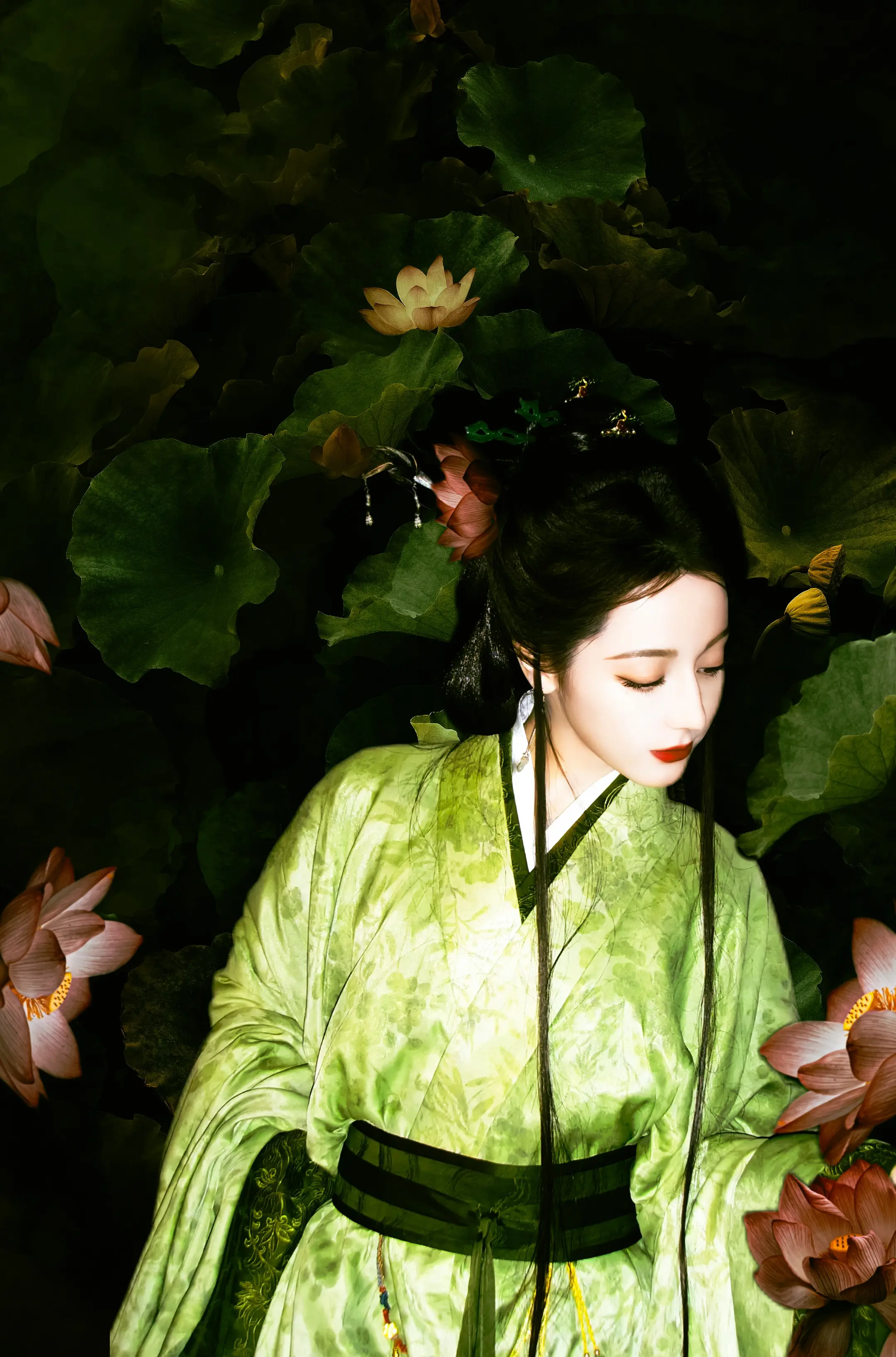青衫烟雨客，恰似故人来