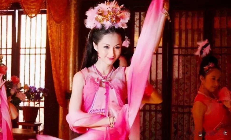 公元568年，太子陈叔宝到小妾龚氏屋里过夜，忽然看见一个小丫鬟，模样生得倾国倾城
