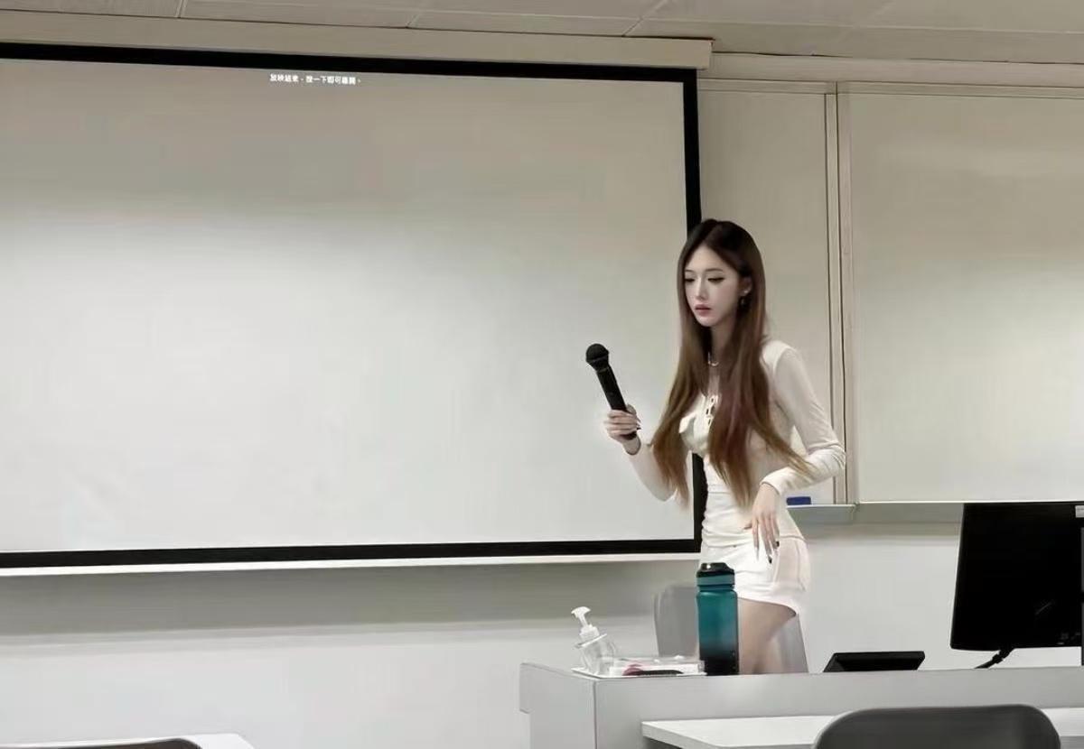 这么漂亮的老师，你还会逃课吗 
