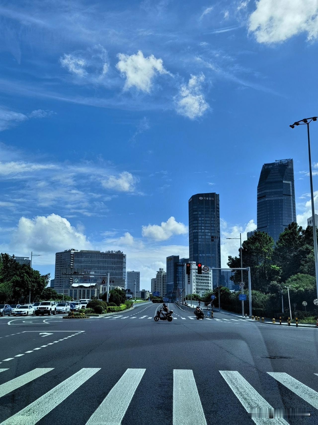 昨天，穿梭在宁波高新区，趁着等红绿灯的间隙，随手定格下这明媚的街景。

蓝天白云