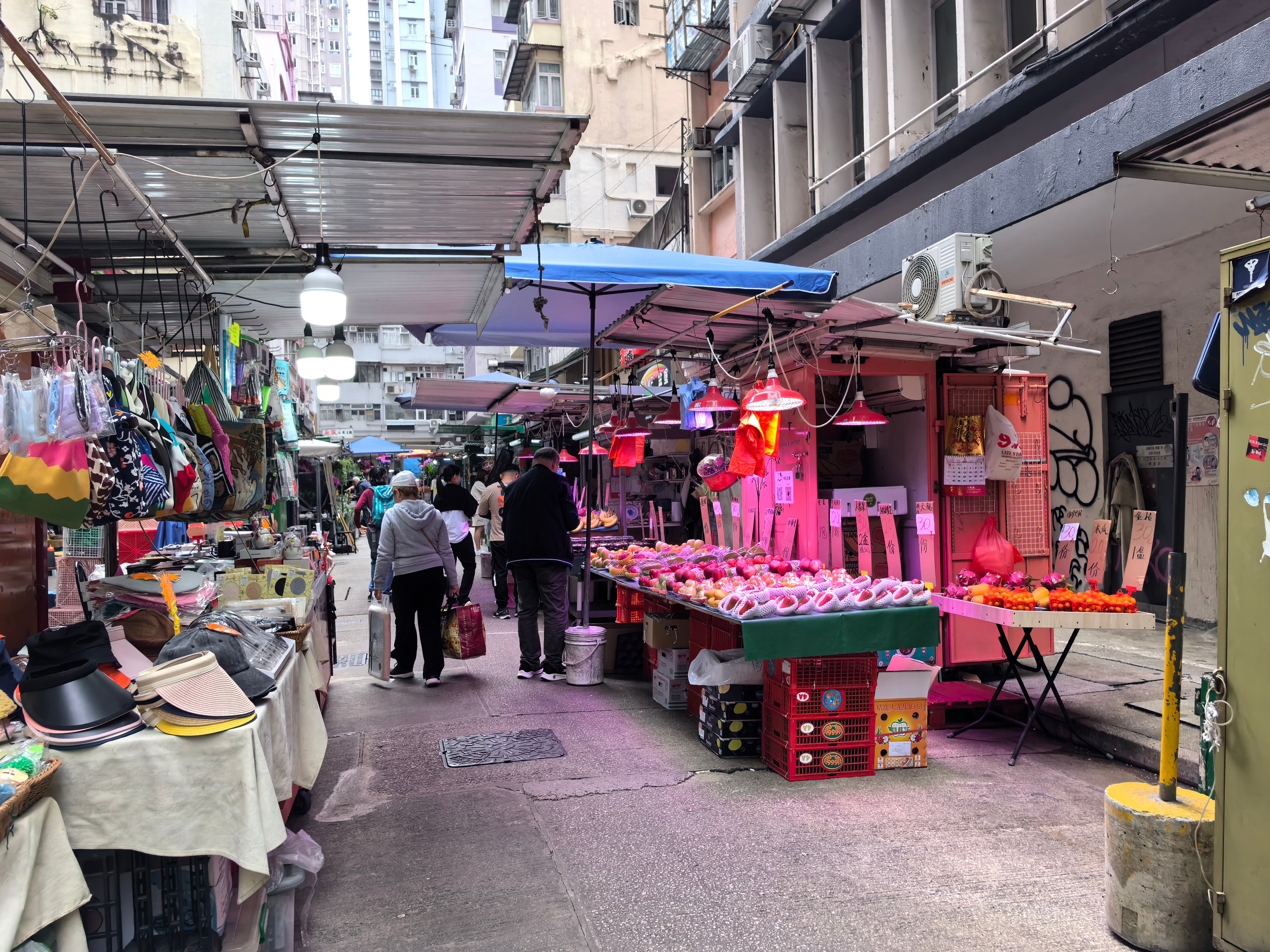 上午无事，逛了逛湾仔附近的小市场，给孩子买点零食，走过一个水果市场，有件事让我很