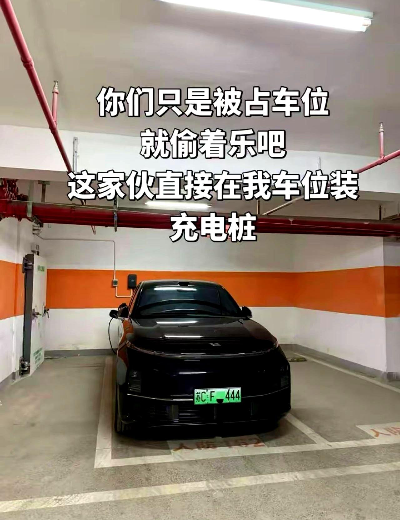 见过停车最离谱的操作吗？
一块地锁，居然能把人逼出“双车位占领术”。

本来只是